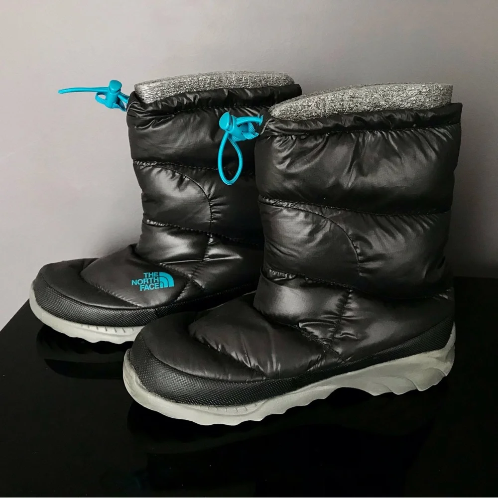 The iconic North Face Bootie is keep your feet warm during cold winter. - Picture 4 of 15